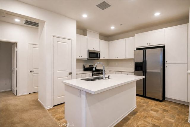 5585 Kate Way 6, Fontana, CA 92336