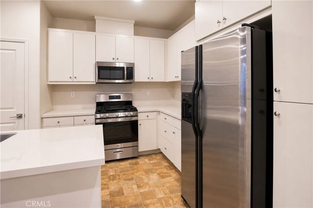 5585 Kate Way 6, Fontana, CA 92336