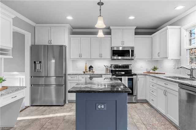 5229 Bridge Pointe Drive, Clemmons, NC 27012