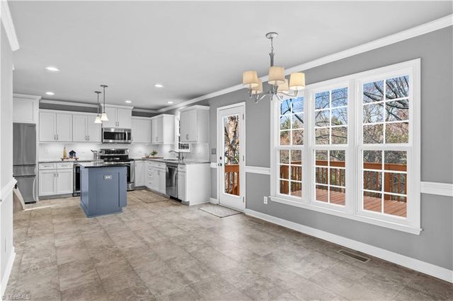 5229 Bridge Pointe Drive, Clemmons, NC 27012