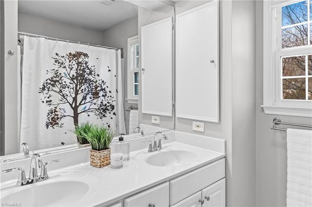 5229 Bridge Pointe Drive, Clemmons, NC 27012