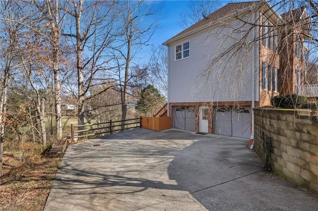 5229 Bridge Pointe Drive, Clemmons, NC 27012