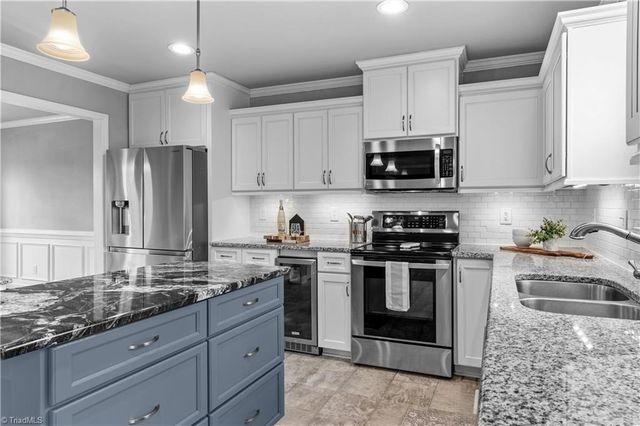 5229 Bridge Pointe Drive, Clemmons, NC 27012