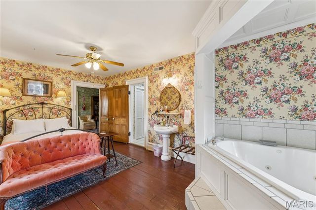 11069 New London Gravel Rd, Hannibal, MO 63401