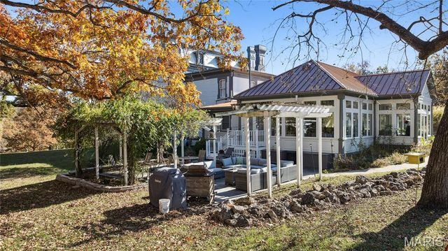 11069 New London Gravel Rd, Hannibal, MO 63401