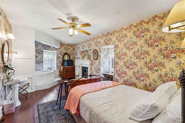 11069 New London Gravel Rd, Hannibal, MO 63401