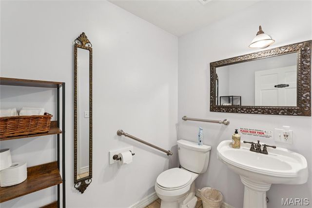 11069 New London Gravel Rd, Hannibal, MO 63401