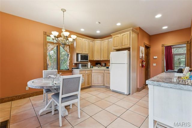 11069 New London Gravel Rd, Hannibal, MO 63401