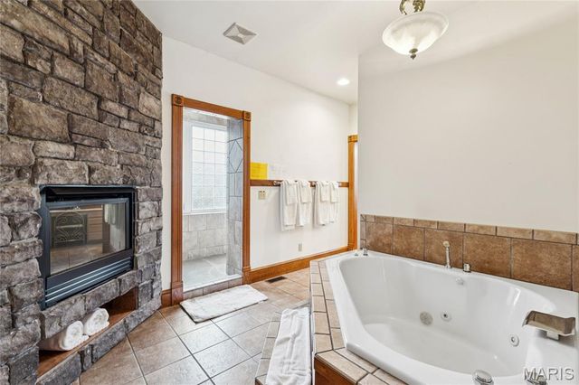 11069 New London Gravel Rd, Hannibal, MO 63401