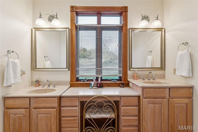 11069 New London Gravel Rd, Hannibal, MO 63401