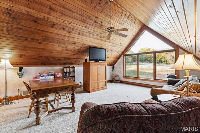 11069 New London Gravel Rd, Hannibal, MO 63401