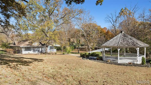 11069 New London Gravel Rd, Hannibal, MO 63401