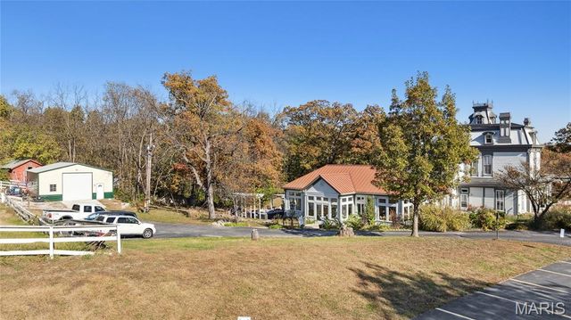 11069 New London Gravel Rd, Hannibal, MO 63401