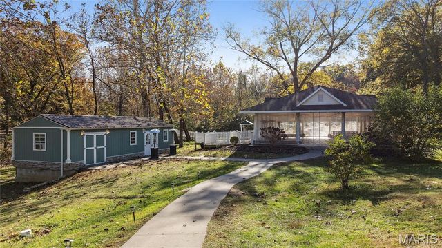 11069 New London Gravel Rd, Hannibal, MO 63401
