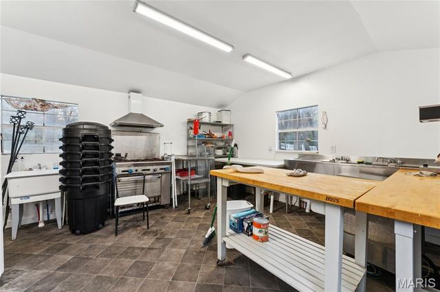 11069 New London Gravel Rd, Hannibal, MO 63401