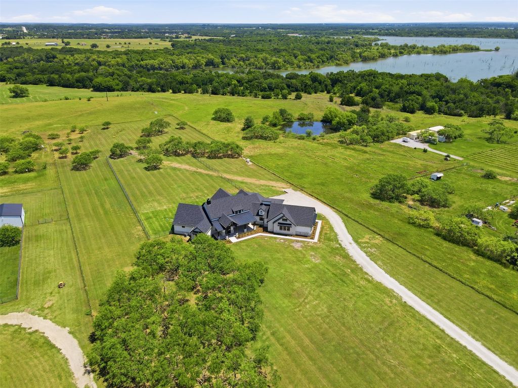 519 Reason Jones Road, Valley View, TX 76272