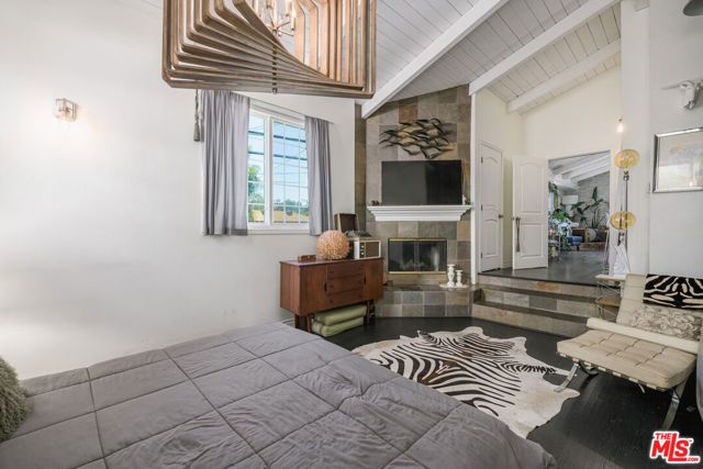 2225 N Cahuenga Boulevard, Los Angeles, CA 90068