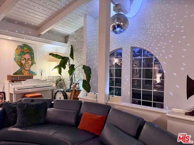 2225 N Cahuenga Boulevard, Los Angeles, CA 90068