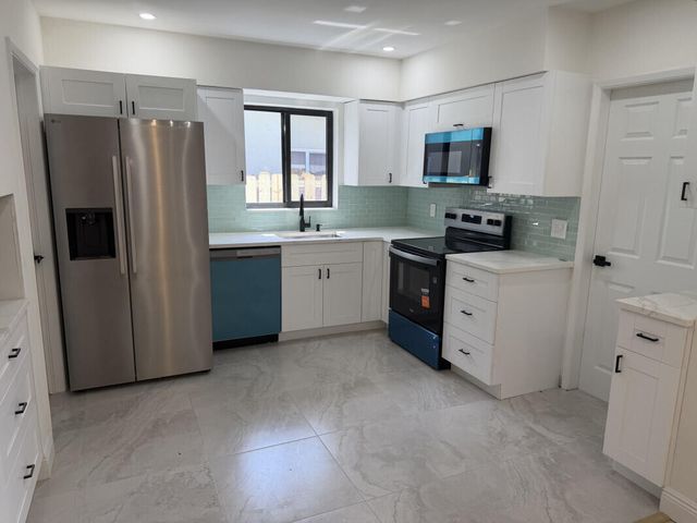 80 NE 48TH Street, Oakland Park, FL 33334