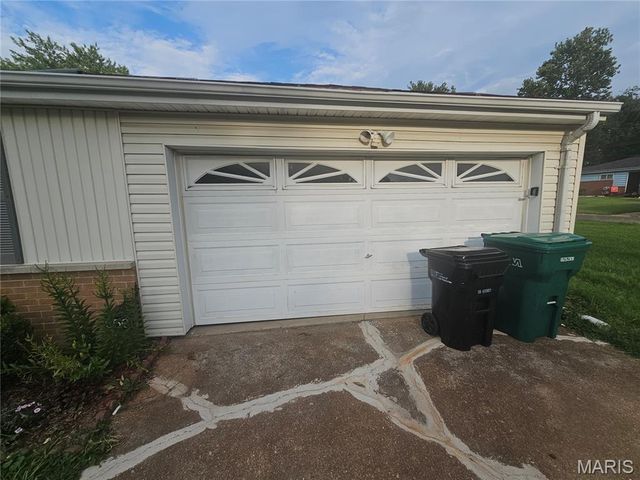 5500 Donbar Drive, St Louis, MO 63121
