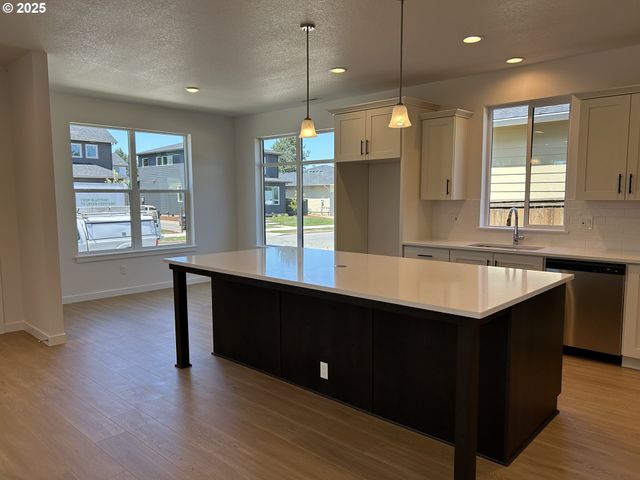 750 Magnolia Ave, Woodburn, OR 97071