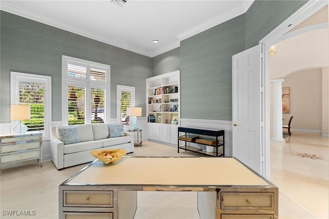 709 Jamestown LN, Naples, FL 34108