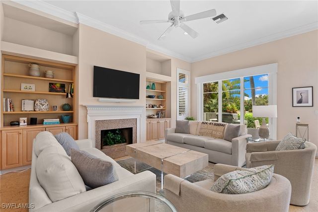 709 Jamestown LN, Naples, FL 34108