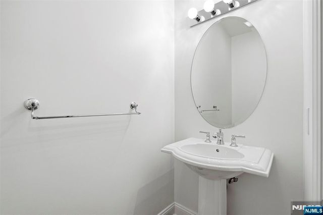 98 Tarrington Road, Hamburg, NJ 07419