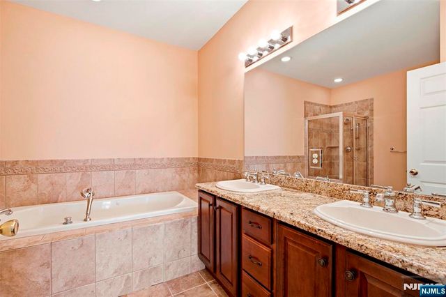 98 Tarrington Road, Hamburg, NJ 07419