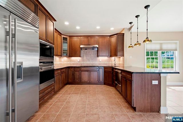 98 Tarrington Road, Hamburg, NJ 07419