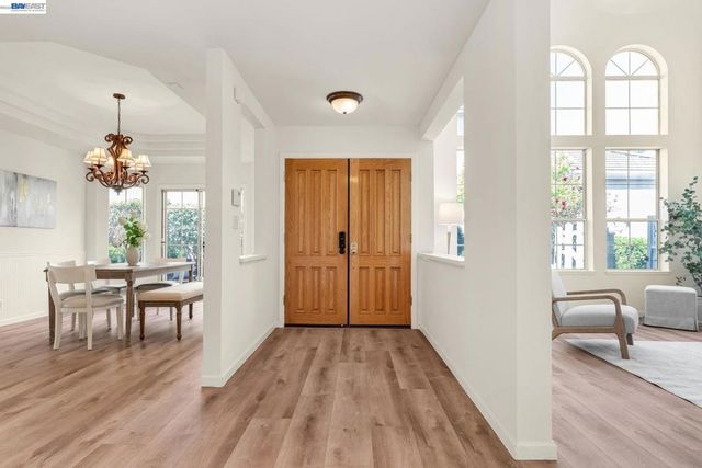 690 Glasgow Cir, Danville, CA 94526