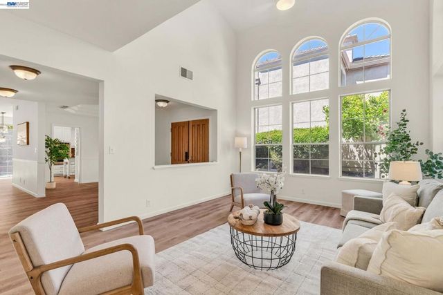 690 Glasgow Cir, Danville, CA 94526