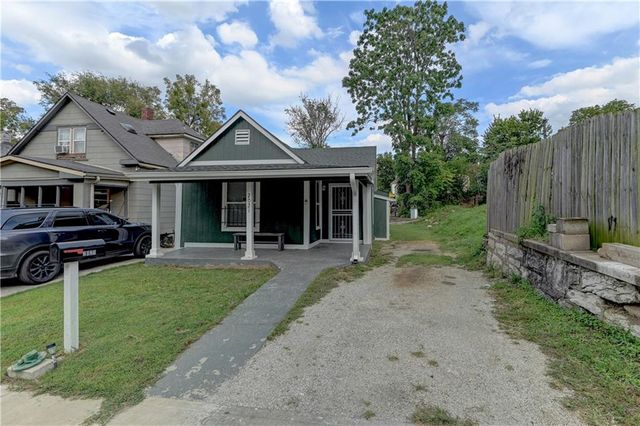 2021 Elmwood Avenue, Kansas City, MO 64127