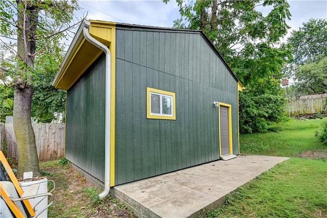 2021 Elmwood Avenue, Kansas City, MO 64127
