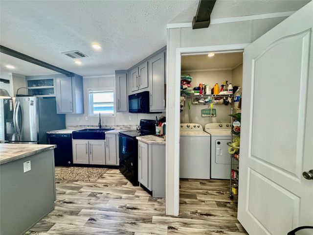 939 Whisperwood Drive, Onalaska, TX 77360