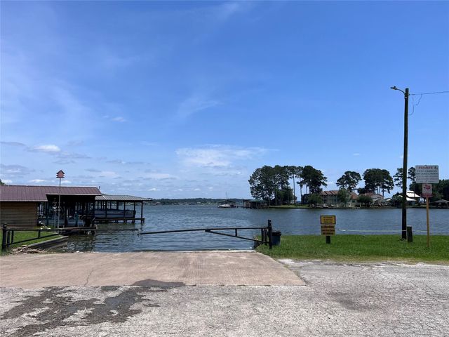 939 Whisperwood Drive, Onalaska, TX 77360