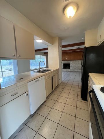 1002 HILLYER ST, San Marcos, TX 78666