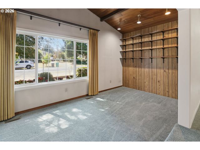 10737 Ne SHAVER St, Portland, OR 97220