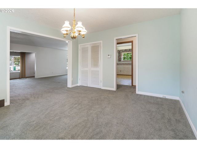 10737 Ne SHAVER St, Portland, OR 97220