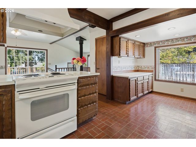10737 Ne SHAVER St, Portland, OR 97220