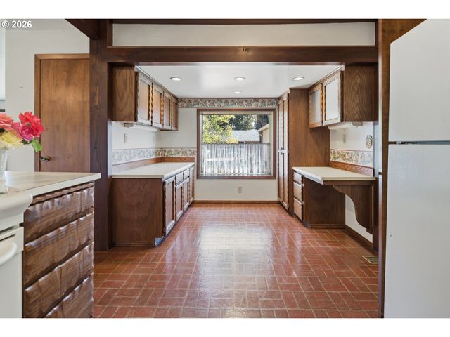 10737 Ne SHAVER St, Portland, OR 97220