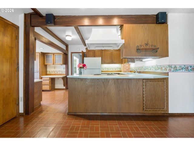 10737 Ne SHAVER St, Portland, OR 97220