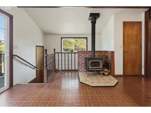 10737 Ne SHAVER St, Portland, OR 97220
