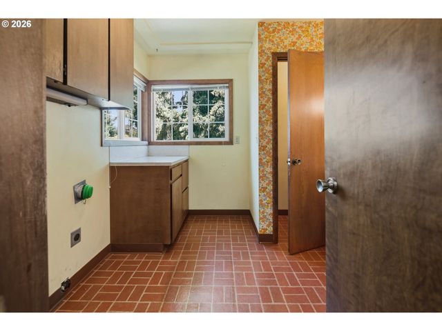 10737 Ne SHAVER St, Portland, OR 97220