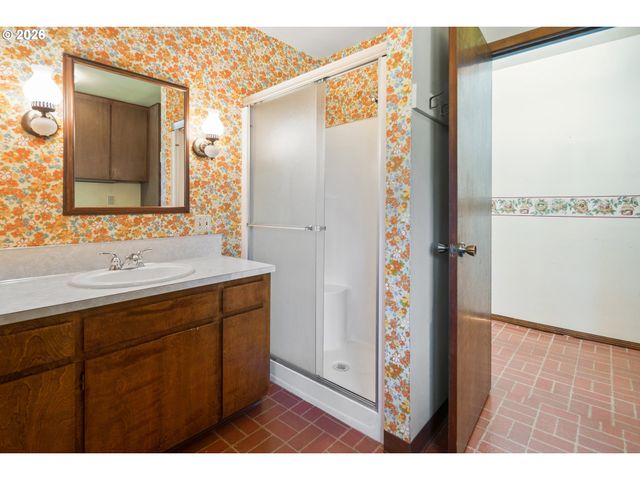 10737 Ne SHAVER St, Portland, OR 97220