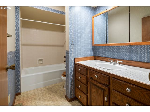 10737 Ne SHAVER St, Portland, OR 97220