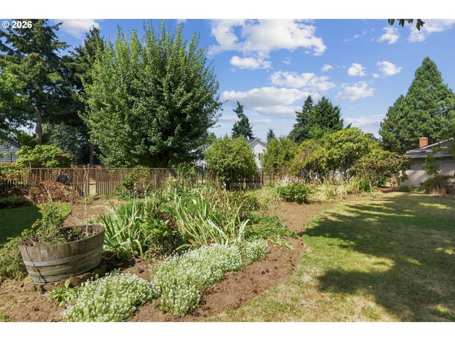 10737 Ne SHAVER St, Portland, OR 97220
