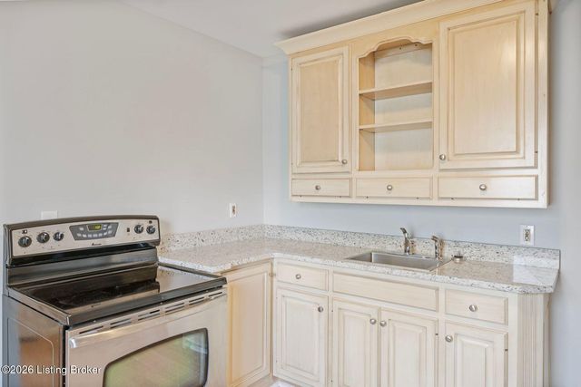 4211 Savage Dr, Louisville, KY 40216