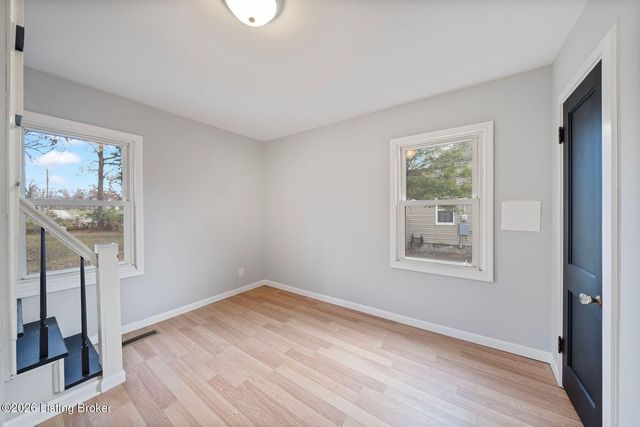 4211 Savage Dr, Louisville, KY 40216