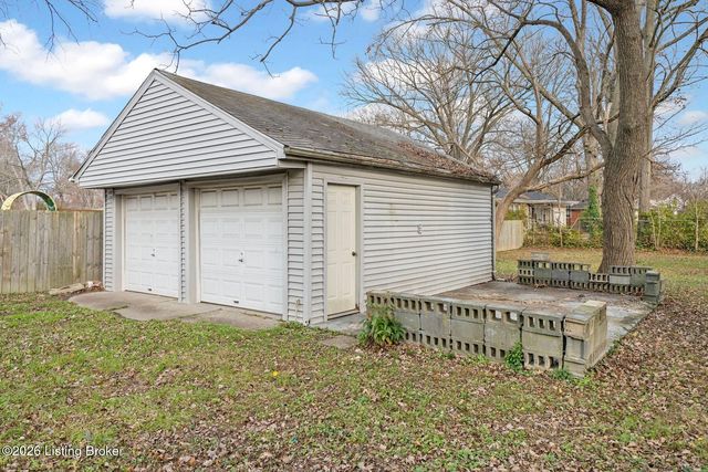 4211 Savage Dr, Louisville, KY 40216